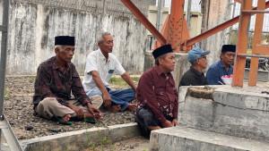 Warga-Kretek-Lakukan-Tabur-Bunga-di-Tower-Kretek.jpg