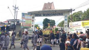 Warga-Margoagung-Tumpah-Ruah-di-Merti-Desa-Mbah-Bregas.jpg
