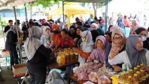 Warga-Purworejo-Serbu-Pasar-Murah-di-Halaman-DKUKMP.jpg