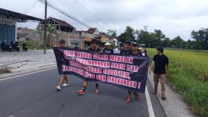 Warga-Soko-2-Magelang-Protes-Tambang-Alat-Berat-Disebut-Rusak-Sungai-Pabelan.jpg