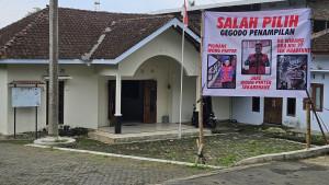 Warga-Sukomulyo-Pasang-Spanduk-Sindir-Kades-yang-Ditahan-Buntut-Kasus-Korupsi.jpg