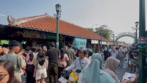 Wisatawan-memadati-kawasan-Pasar-Ngasem-Kota-Yogyakarta-Rabu-272025.jpg