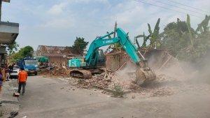 alat-berat-membongkar-bangunan-rumah-yang-terdampak-tol-Jogja-Solo-di-Desa-Pepe-Klaten.jpg