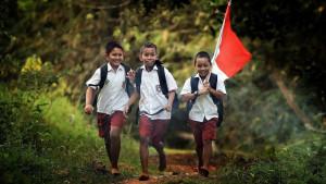anak-anak-sd-membawa-bendera-merah-putih.jpg