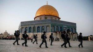 anggota-pasukan-keamanan-israel-berjalan-melewati-kompleks-al-aqsa.jpg