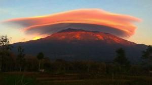 awan-berbentuk-topi-di-atas-gunung-lawu.jpg