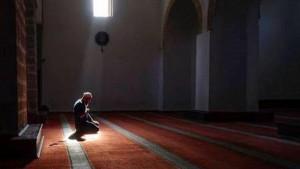 bacaan-doa-qunut-dan-tata-cara-serta-niat-sholat-subuh-selama-puasa-ramadhan-1441-h.jpg
