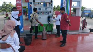 menguji-alat-ukuran-pengisian-bensin-di-sejumlah-SPBU-di-Kabupaten-Purworejo.jpg