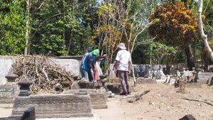 pemasangan-patok-Jalan-Tol-Jogja-YIA-di-pemakaman-Umum-Ngemplak-Lor.jpg