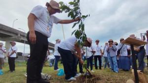 penanaman-bibit-pohon-di-lahan-sekitar-area-parkir-kendaraan-YIA.jpg