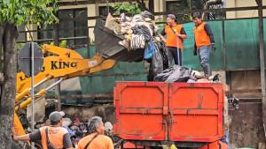 pengangkutan-sampah-di-Depo-RRI-kawasan-Kotabaru-8102025.jpg