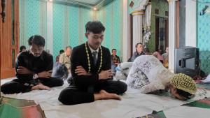 pernikahan-Sapta-Darma-di-Lereng-Gunung-Sumbing-Sujud-di-Atas-Kain-Mori.jpg