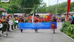 ribuan-Mahasiswa-Hingga-Dosen-Turun-ke-Jalan-Meramaikan-Kirab-Budaya-KMI.jpg