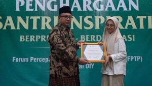 santriwati-menerima-penghargaan-dari-FTPT-DIY.jpg