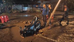 sepeda-motor-yang-terperosok-lubang-galian-proyek-di-timur-GL-Zoo.jpg