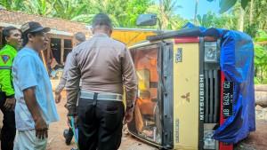 truk-yang-terguling-di-Jalan-Wates-Sermo-Kulon-Progo.jpg