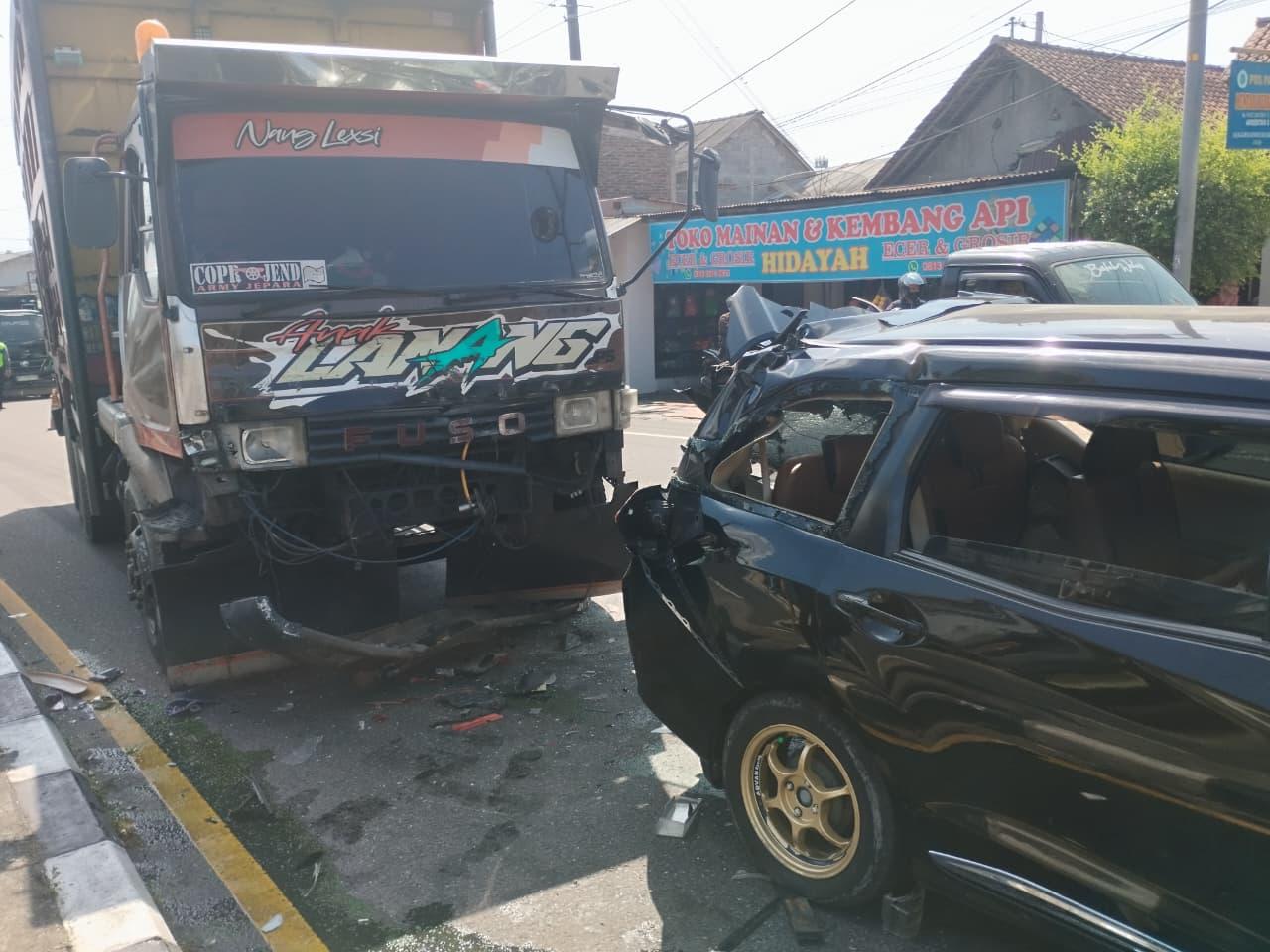 Diduga Rem Blong, Truk Fuso Picu Kecelakaan Beruntun 6 Kendaraan di Simpang Blabak Magelang - Tribunjogja.com