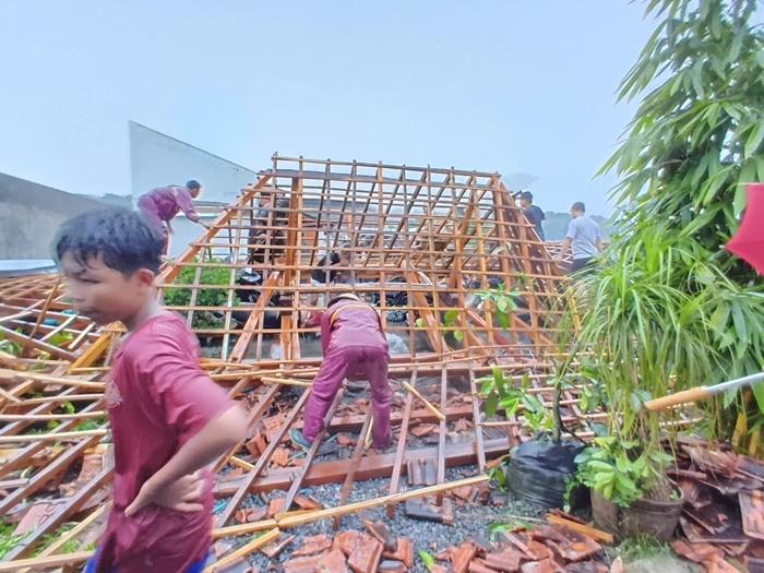 Dampak Hujan Deras dan Angin Kencang di Sleman, Joglo Ambruk hingga Gerbang Tol Sempat Ditutup