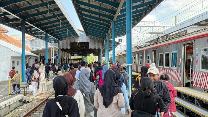 20260326-Kepadatan-penumpang-Commuter-Line-Yogyakarta.jpg