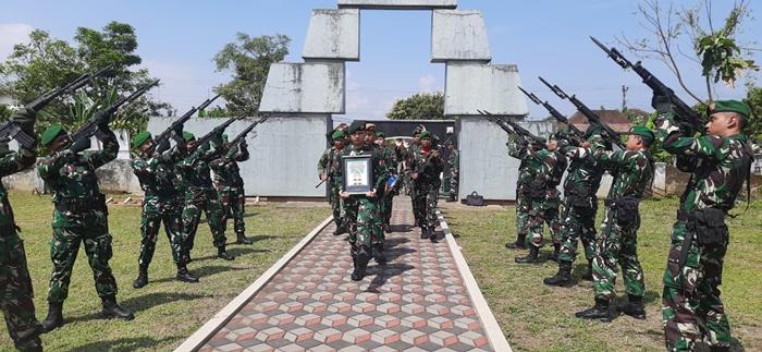 Jelang Kedatangan Jenazah Serka Ichwan, Anggota TNI-Polri di Magelang Gelar Gladi Pemakaman Militer