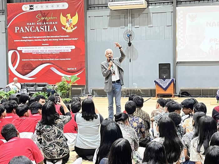 20260406-Ganjar-Pranowo-sampaikan-materi-di-SMA-Bosa.jpg