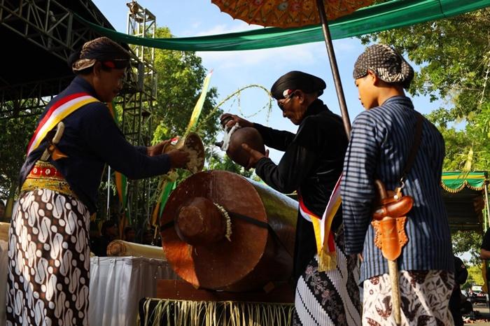 Ritual Jamasan Pusaka Agung Pemkab Kulon Progo, Kentongan Pusaka Raksasa Jadi Perhatian - Tribunjogja.com