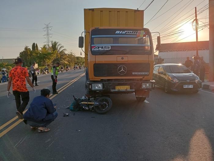 Pemotor Meninggal Dunia Usai Tertabrak Minibus dan Truk Tronton di Temon Kulon Progo - Tribunjogja.com