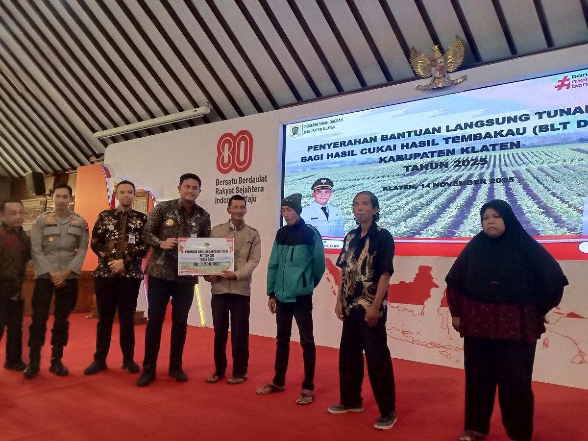7185-Buruh-Tani-Tembakau-di-Klaten-Terima-BLT-DBHCHT.jpg