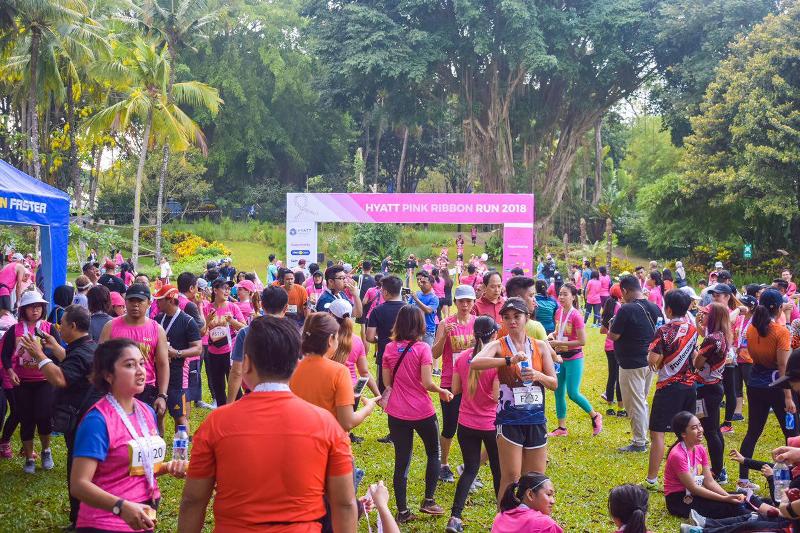 800-pelari-bantu-pejuang-kanker-di-hyatt-pink-ribbon-run-2018_20181021_223725.jpg