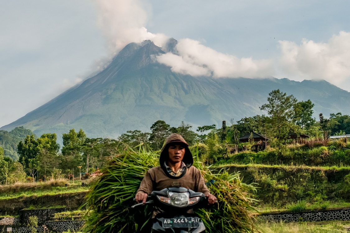 Ada-Mobil-Penjemput-untuk-Pencari-rumput-di-Seputar-Lereng-Gunung-Merapi.jpg