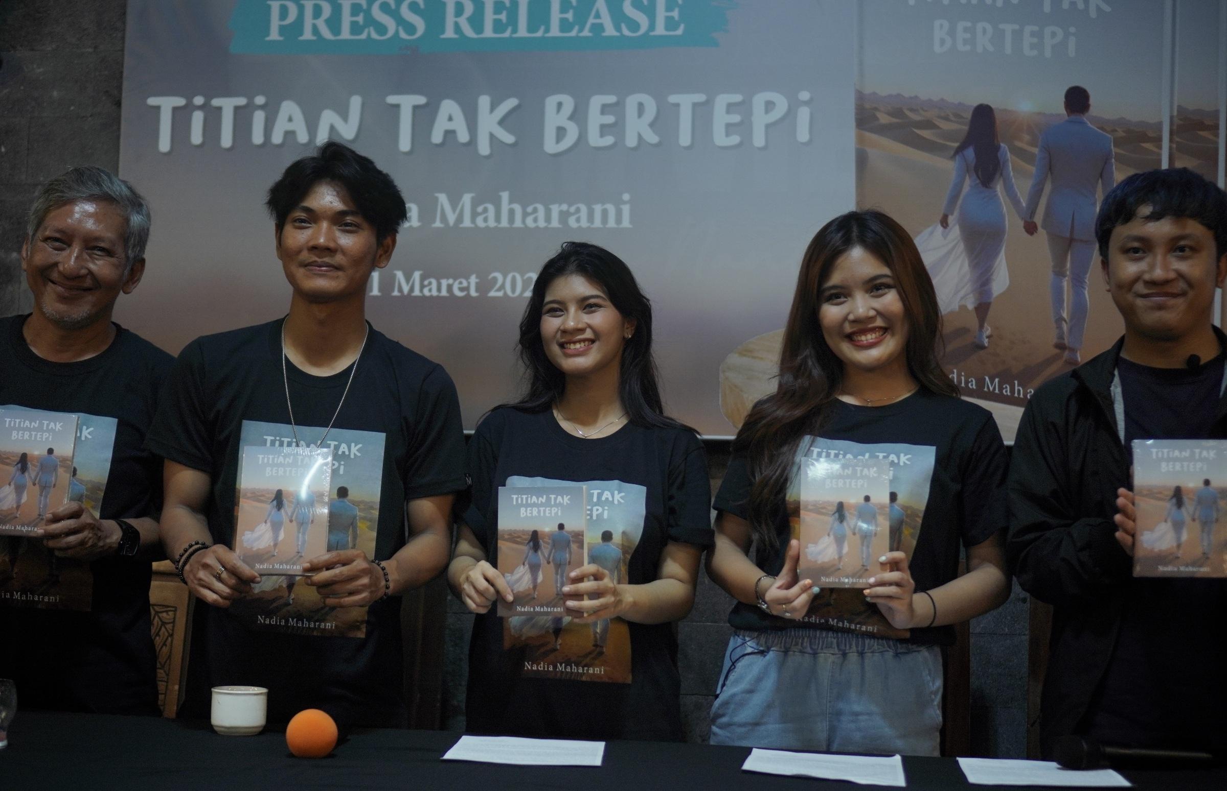 Adik-Ipar-Tri-Suaka-Meluncurkam-Novel-Terinspirasi-Kehidupan-Tri-Suaka-dan-Sang-Istri.jpg