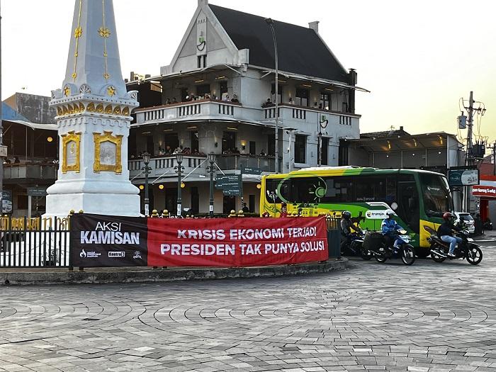 Aksi-Kamisan-di-Jogja-Massa-Bentangkan-Spanduk-Krisis-Ekonomi-Terjadi-Presidan-Tak-Punya-Solusi.jpg