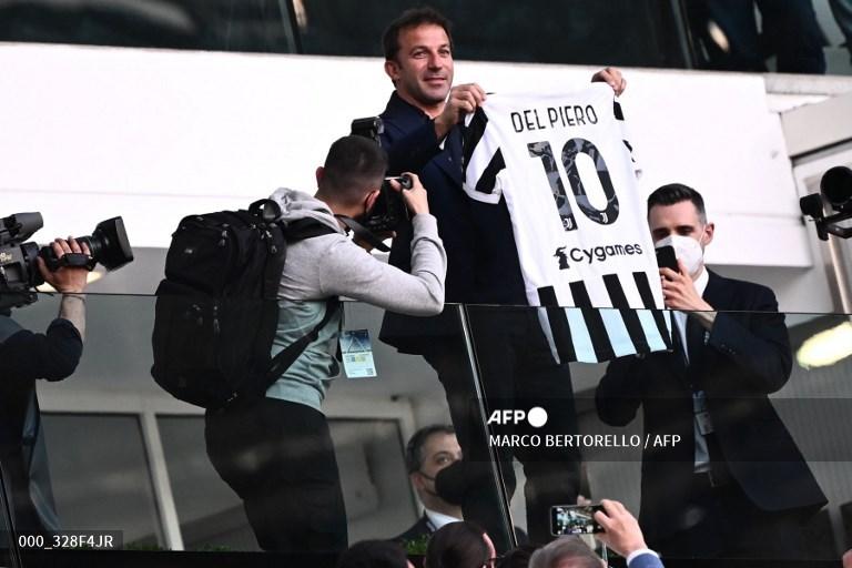 Alessandro-Del-Piero-memegang-jersey-sebelum-Liga-italia-Serie-A-antara-Juventus-vs-Bologna.jpg