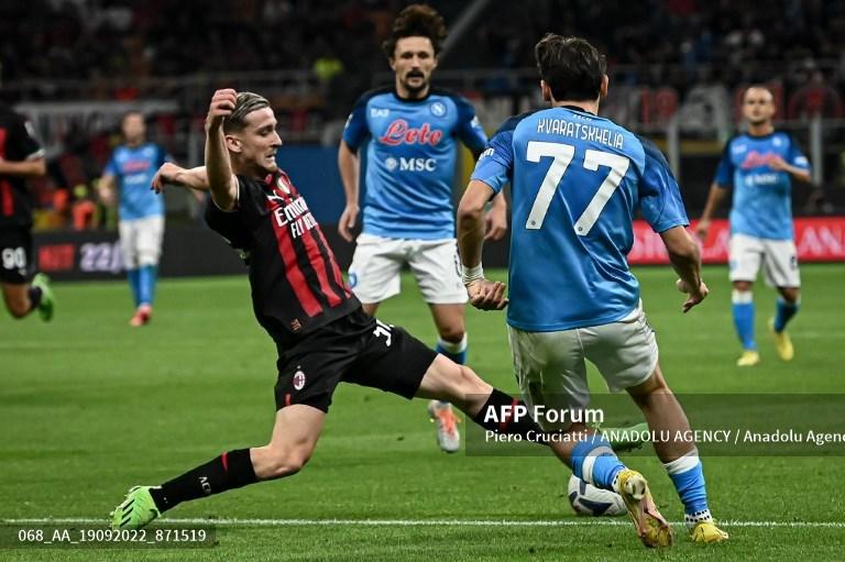 Alexis-Saelemaekers-vs-Khvicha-Kvaratskhelia-di-Liga-Italia-Serie-A-AC-Milan-vs-Napoli-di-San-Siro.jpg