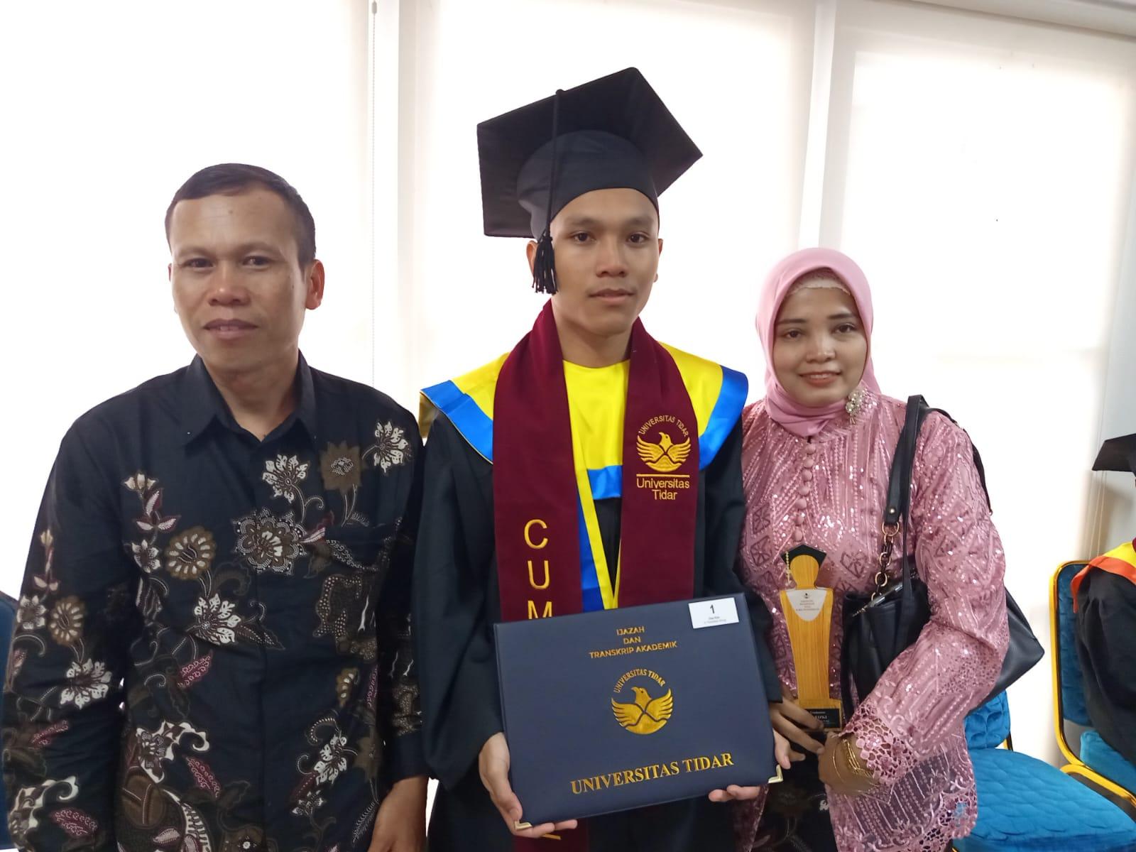 Anak-Penjual-Sate-Jadi-Wisudawan-Terbaik-Untidar-Ibu-TKI-di-Taiwan-Pulang-Demi-Hadiri-Wisuda.jpg
