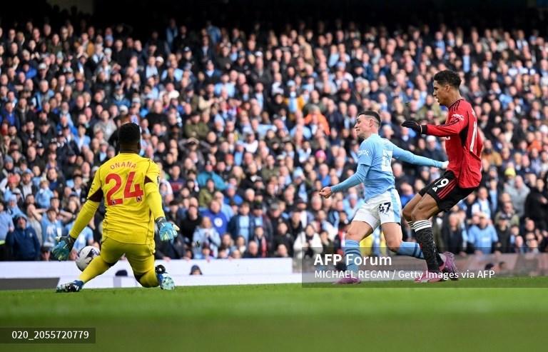 Andre-Onana-vs-Phil-Foden-di-Liga-Inggris-antara-Manchester-City-vs-Manchester-United-di-Etihad.jpg
