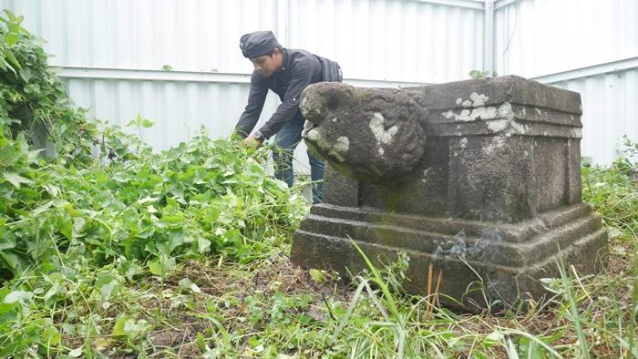Anggota-KPCB-Klaten-saat-membersihkan-kawasan-yoni-di-Keprabon-Klaten.jpg