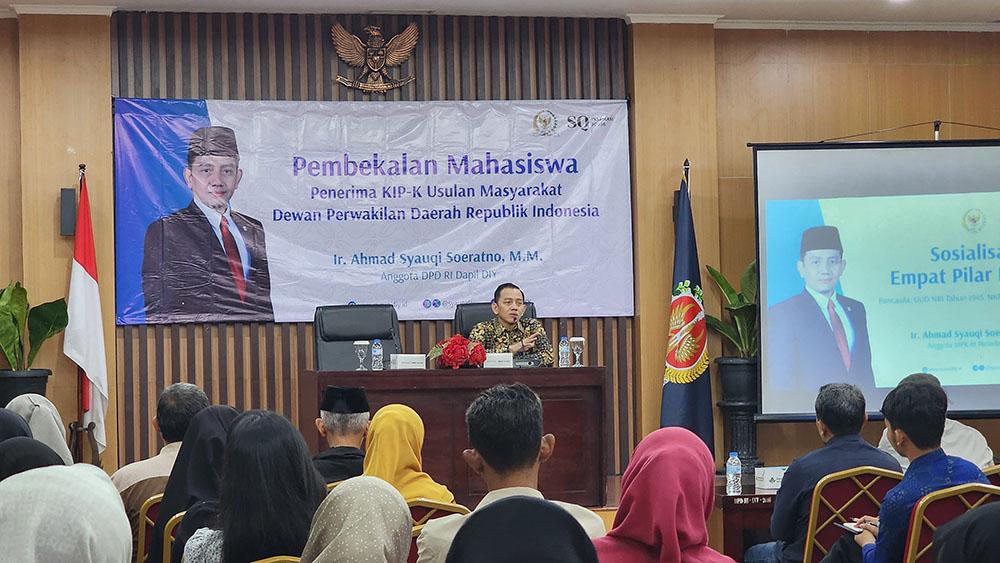 Anggota-Komite-III-DPD-RI-Ahmad-Syauqi-Soeratno-memberi-pembekalan-pada-penerima-beasiswa-KIP-K.jpg