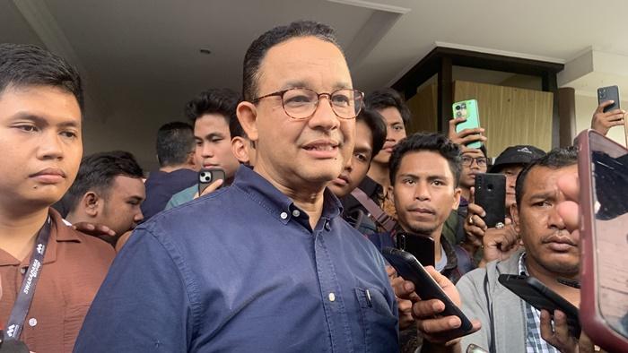Anies-Baswedan-mengenakan-kemeja-berwarna-resistance-blue.jpg