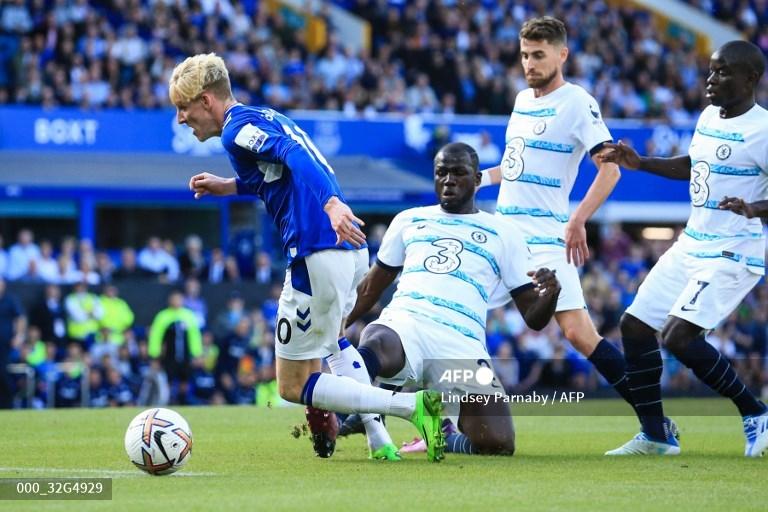 Anthony-Gordon-vs-Kalidou-Koulibaly-di-Liga-Inggris-antara-Everton-vs-Chelsea.jpg