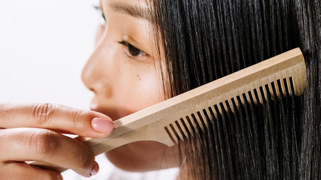 10 Arti Mimpi Tentang Memiliki Rambut Panjang: Rambut Panjang Lurus, Keriting, Rontok