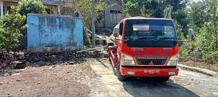 BPBD-Gunungkidul-saat-melakukan-droping-air-bersih-2972024.jpg