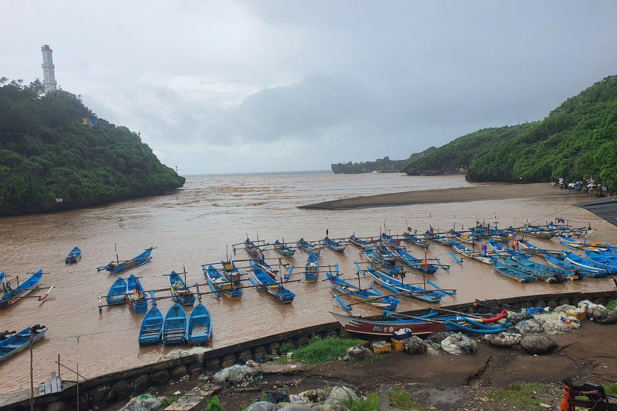 Banjir-Sungai-Bawah-Tanah-Pantai-Baron-Hanyutkan-15-Perahu-Nelayan.jpg
