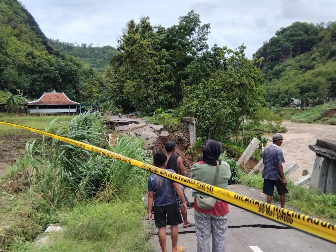 Banjir-dan-Longsor-Putus-Akses-Jalan-WunutSompok-Bupati-Bantul-Tetapkan-Tanggap-Darurat-14-Hari.jpg