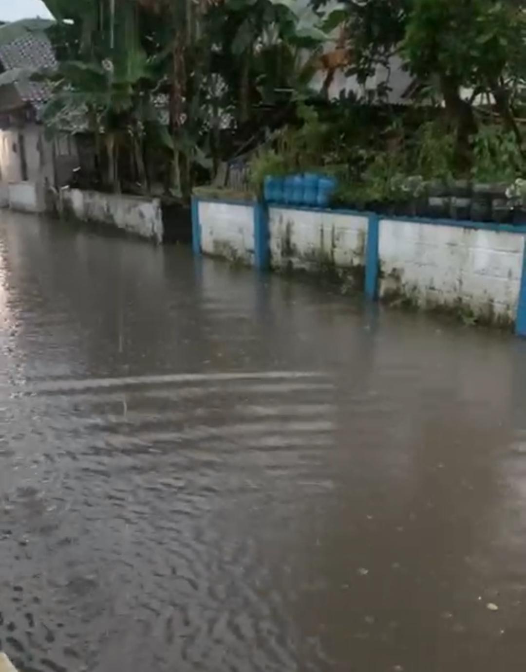 Banjir-menggenangi-jalan-di-area-pemukiman-warga-di-Trihanggo-Gamping-Sleman.jpg