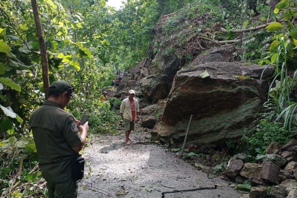 Batu-Sebesar-Truk-Longsor-Putus-Akes-Jalan-Penghubungi-Pedukuhan-di-Mertelu-Gedangsari.jpg