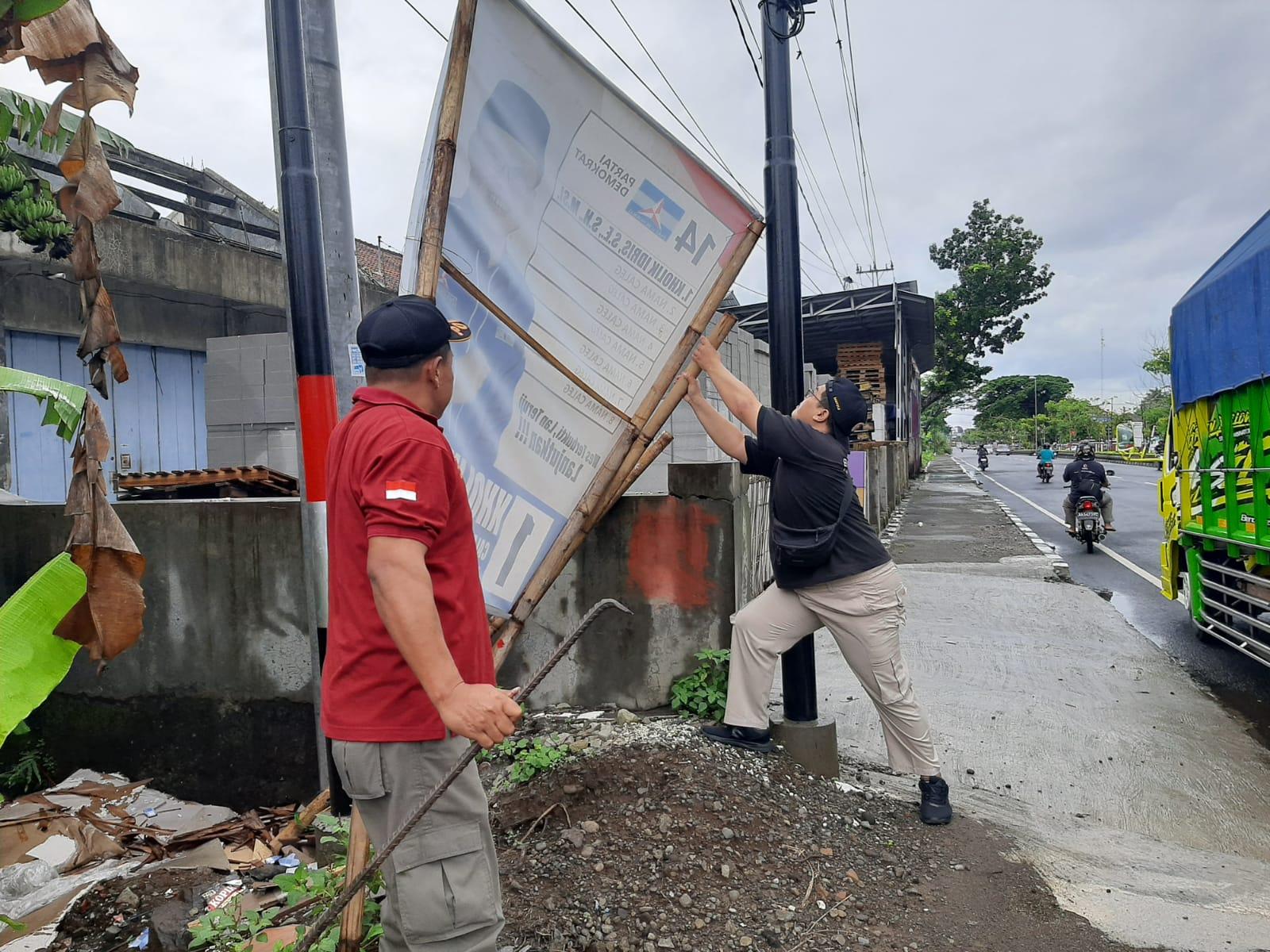 Bawaslu-dan-Satpol-PP-Damkar-Kabupaten-Purworejo-Tertibkan-5912-APK-Langgar-Aturan.jpg