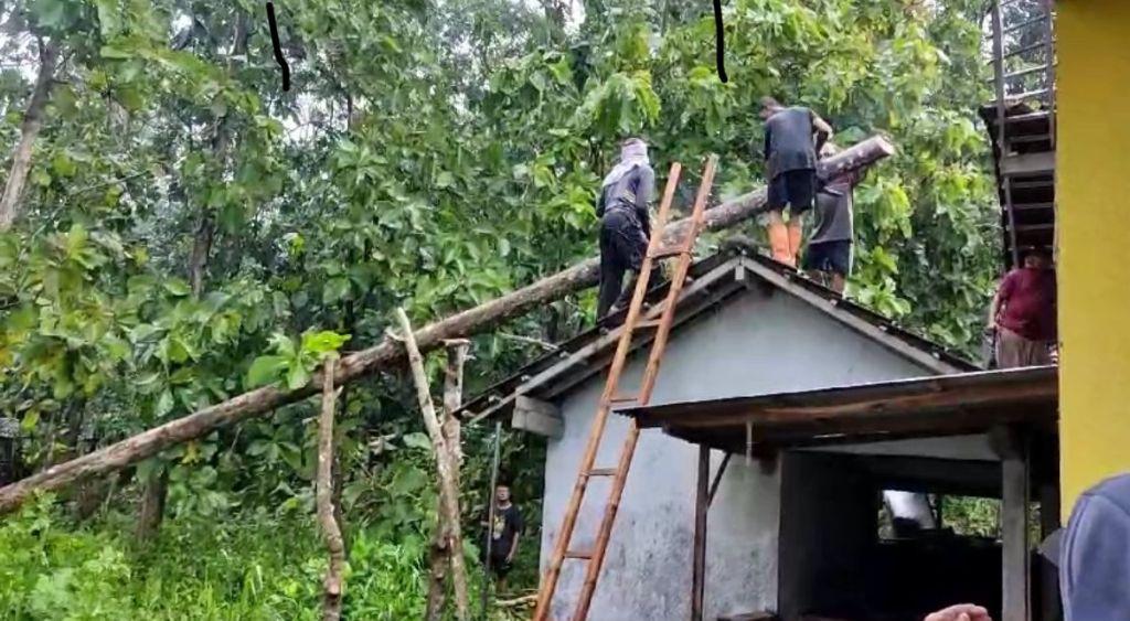 Bencana-Hidrometeorologi-di-Gunungkidul-18-Rumah-Alami-Kerusakan.jpg