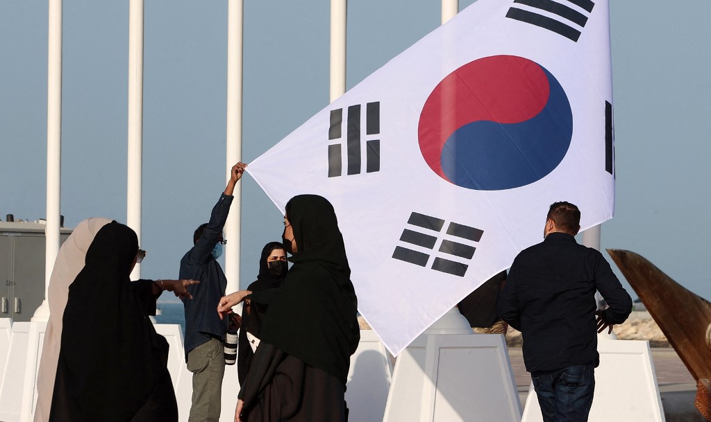 Bendera-Korea-Selatan-difoto-sebelum-dikibarkan-di-antara-negara-lolos-Piala-Dunia-2022.jpg