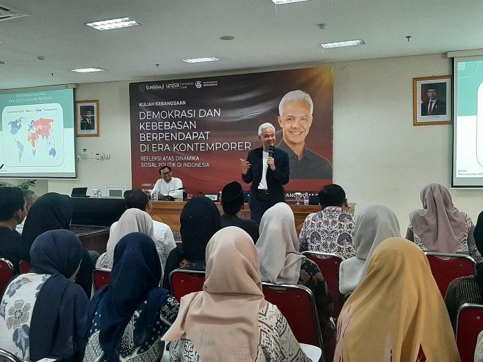 Beri-Kuliah-Umum-Tentang-Demokrasi-di-Unisa-Ganjar-Pranowo-Sebut-Pejabat-Jangan-Alergi-Kritik.jpg